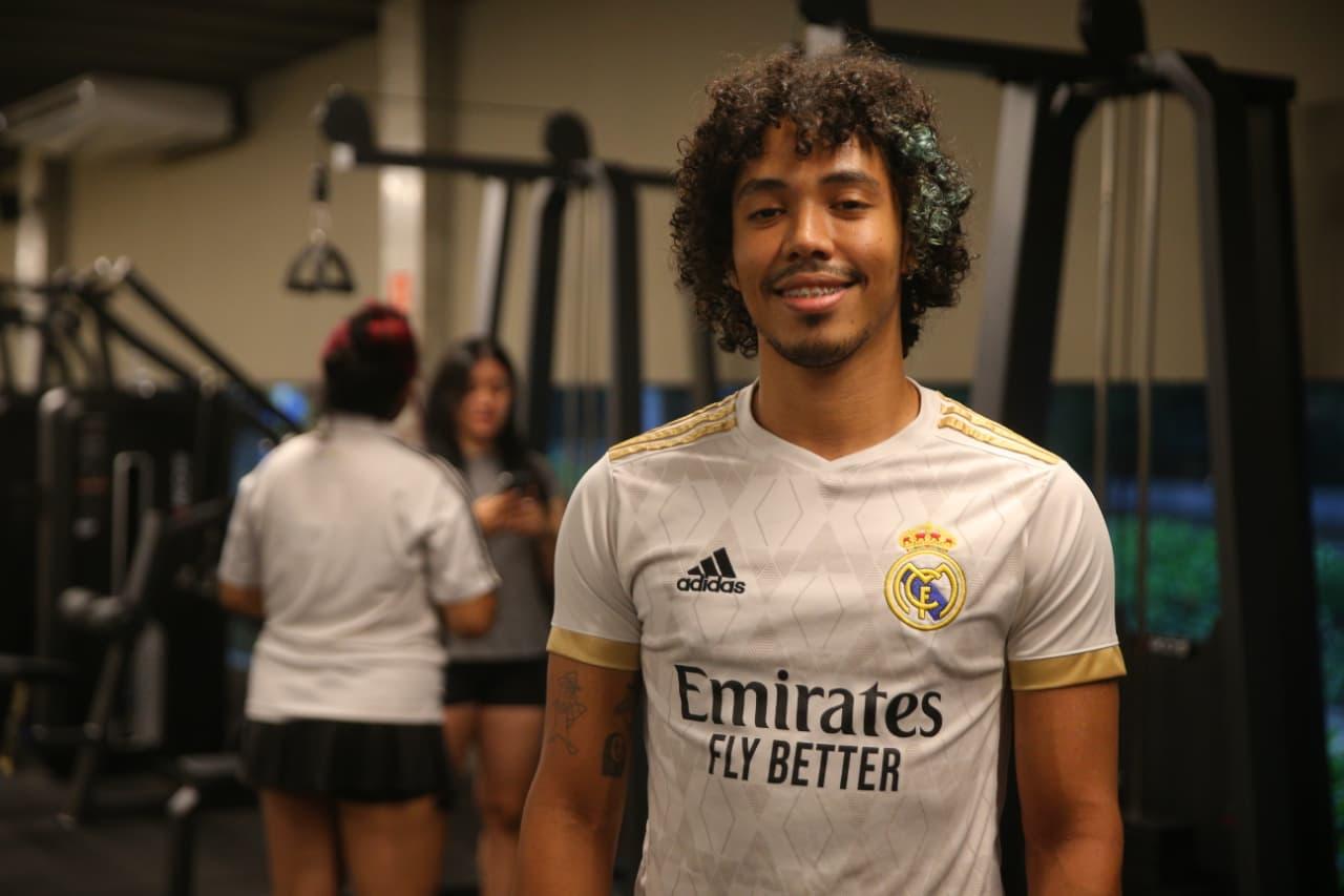 Personagem sorri para a foto.