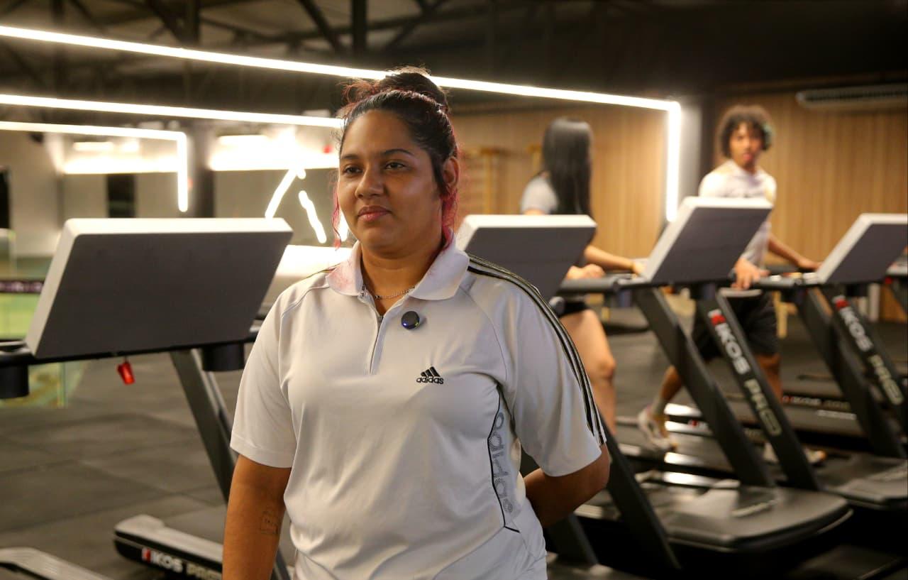 Personagem durante entrevista.