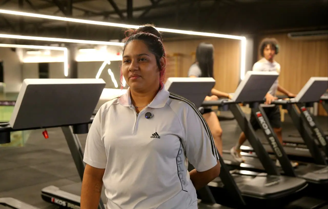 Personagem durante entrevista.