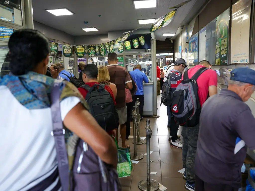 Foto de filas em Loteria da Caixa.