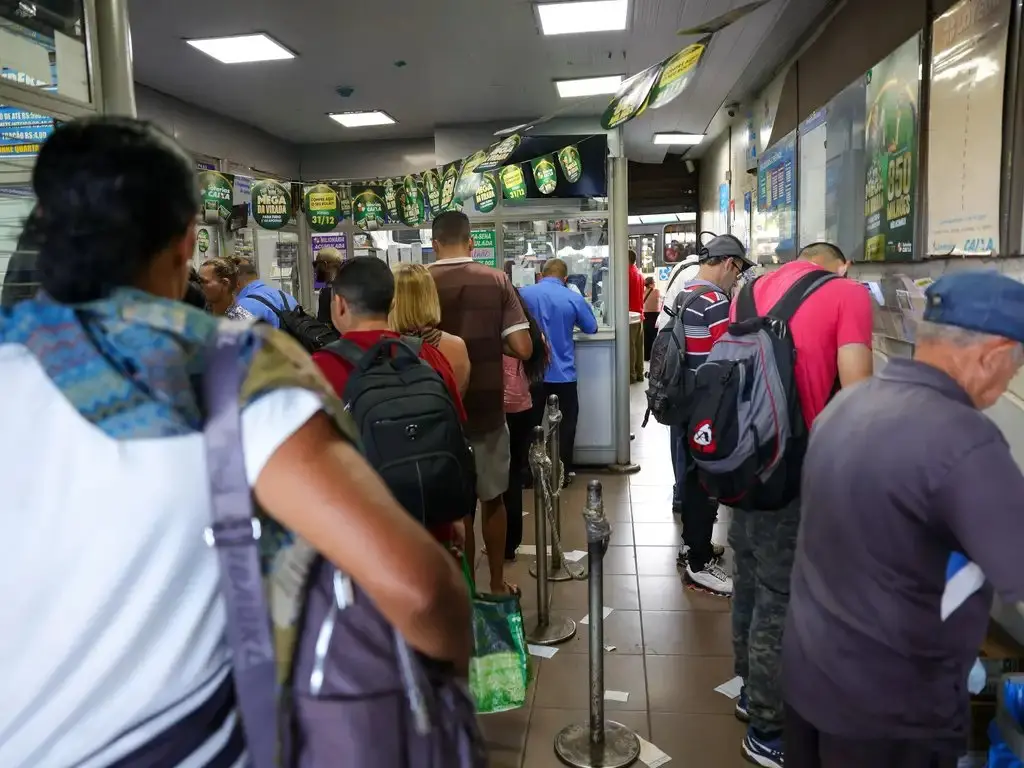 Foto de filas em Loteria da Caixa.