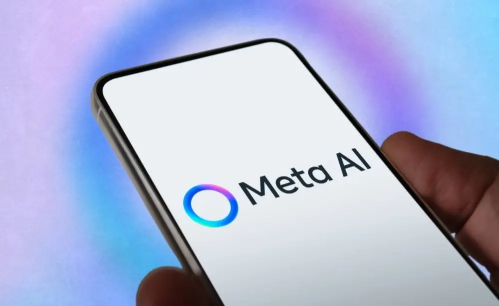 Mão segura celular aberto na página Meta AI.