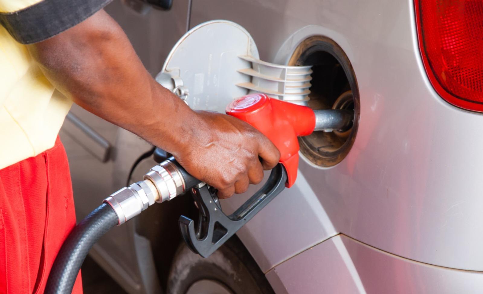 Frentista coloca gasolina em carro em posto de combustíveis.