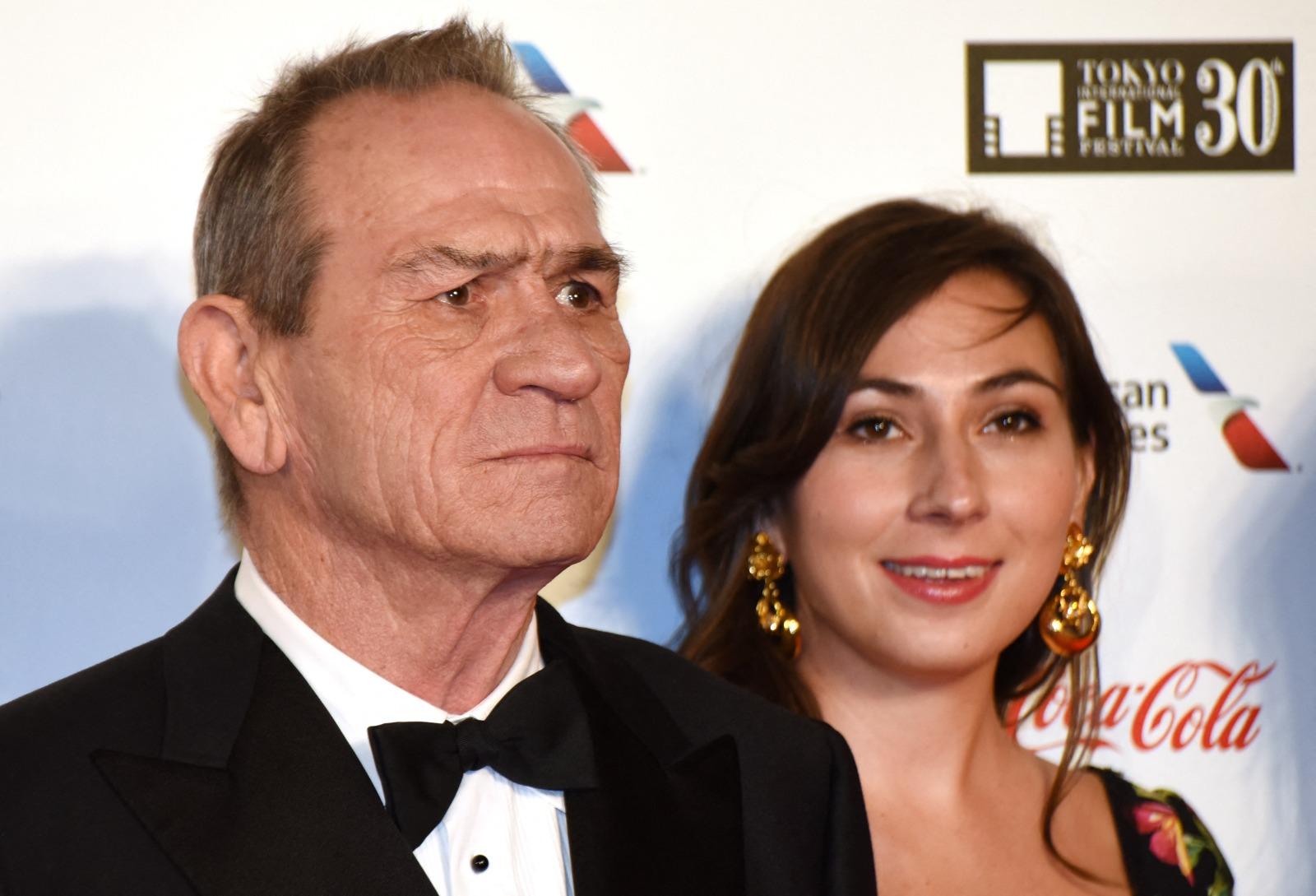 Tommy Lee Jones e Victoria Jones durante o Festival de Cinema de Tóquio, em 2017.