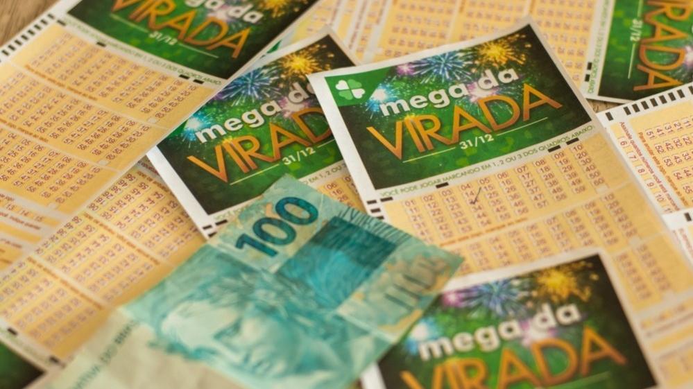 bilhete mega sena vitrada e 100 reais.