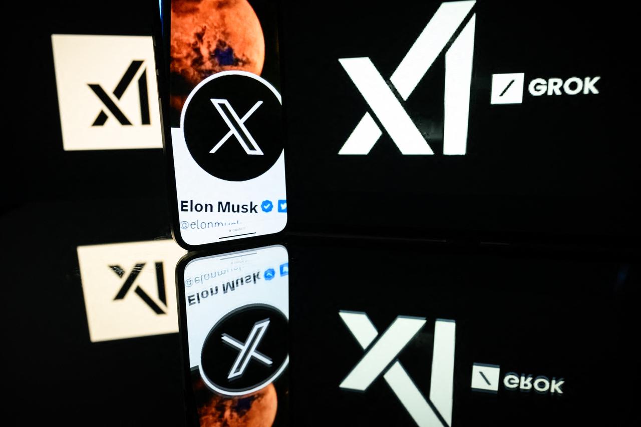 Foto mostra painéis com marcas do Grok e do Twitter, além do nome de Elon Musk.