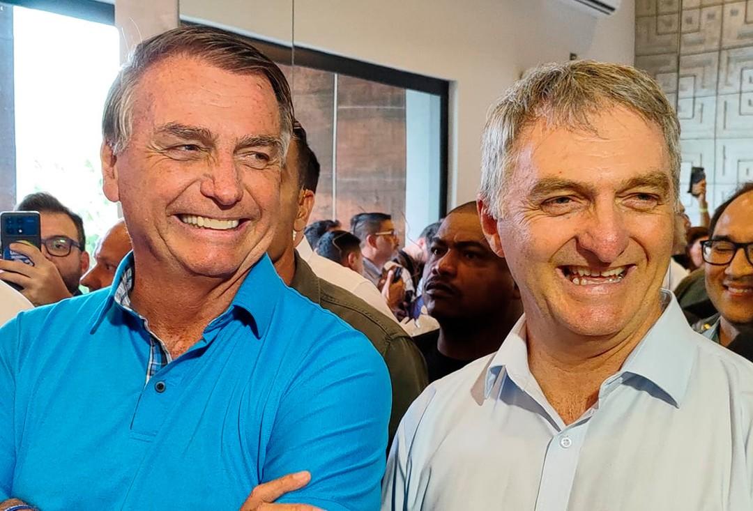 Foto de Jair Bolsonaro e Renato Bolsonaro.