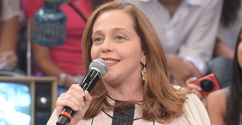 Atriz Isabela Garcia fala em um programa de auditório