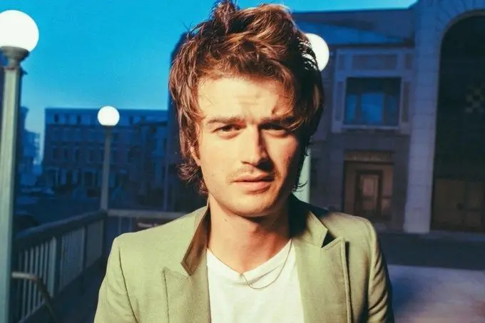 Joe Keery  é uma das atrações do Lollapalooza Brasil deste ano. 