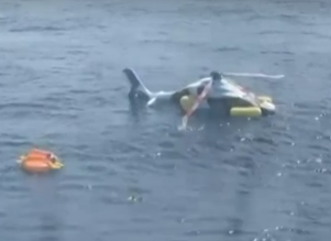 Foto que contém helicóptero no mar perto de Cabo Frio, no Rio de Janeiro.