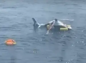 Foto que contém helicóptero no mar perto de Cabo Frio, no Rio de Janeiro.