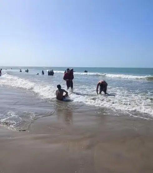 Imagem mostra buscas na água.