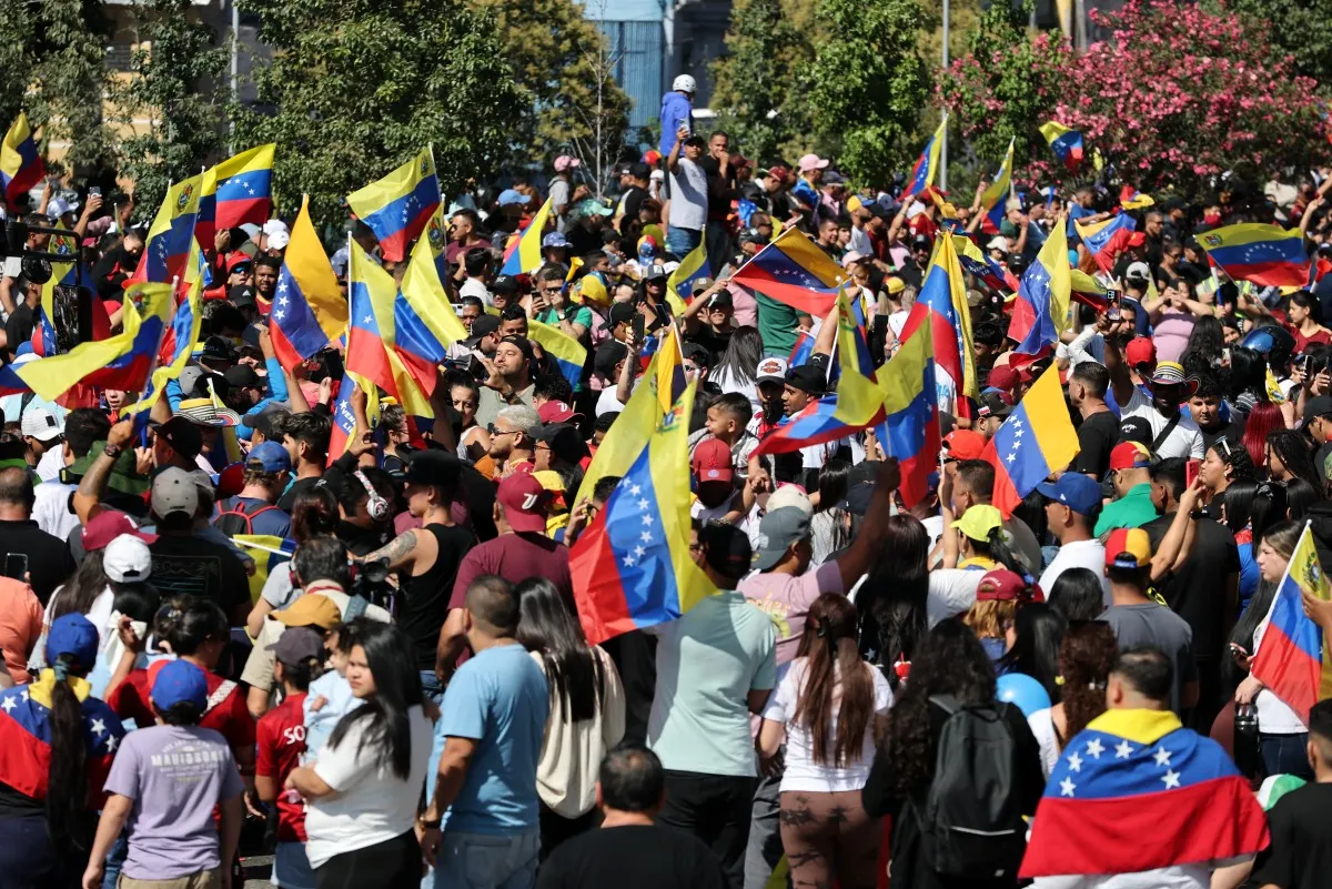 Manifestantes em ruas chilenas comemoram captura de Maduro e da esposa.