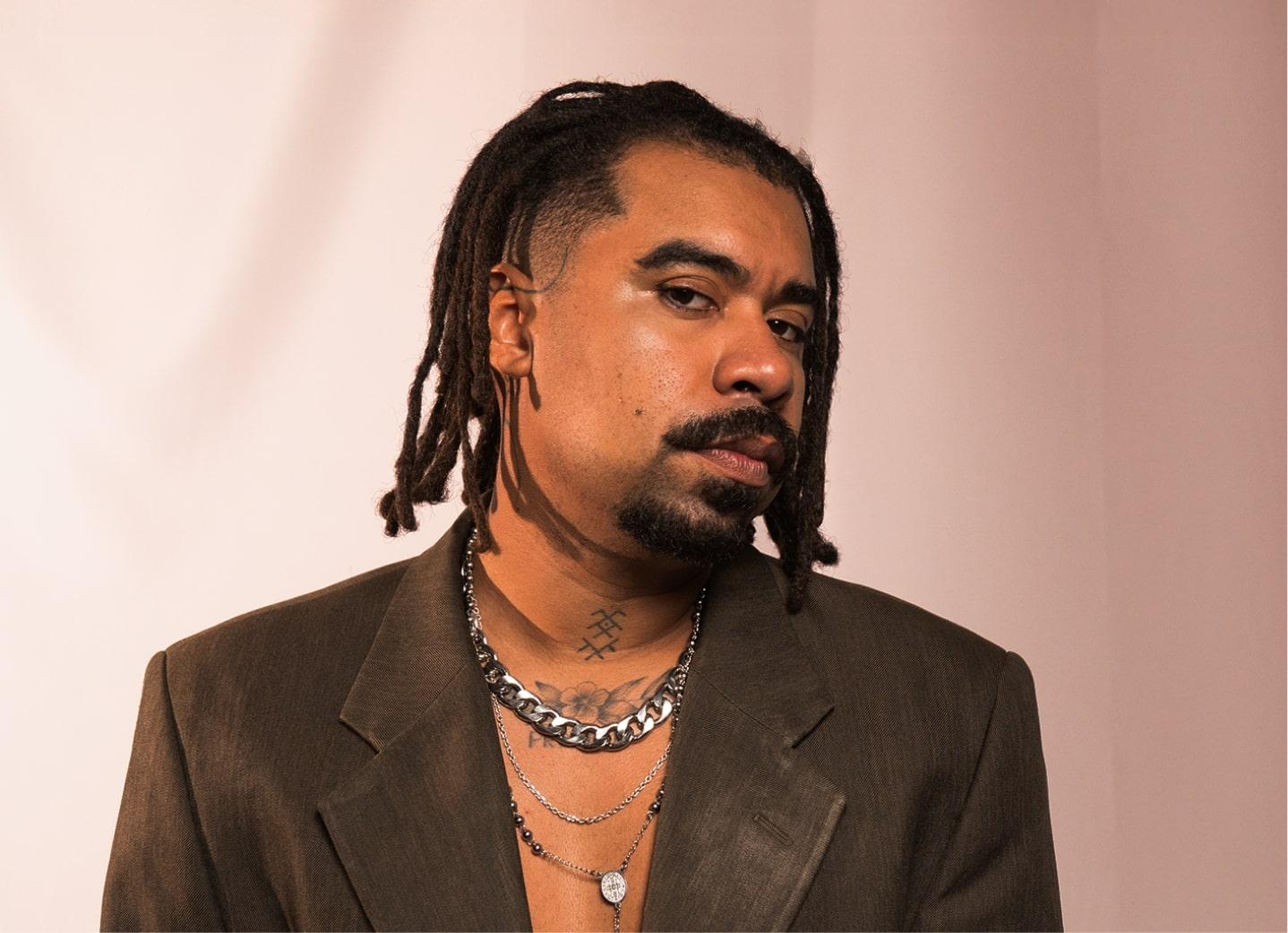 Caio da Silva Batista, 33, o Caiô, deve lançar o primeiro álbum solo em 2026.