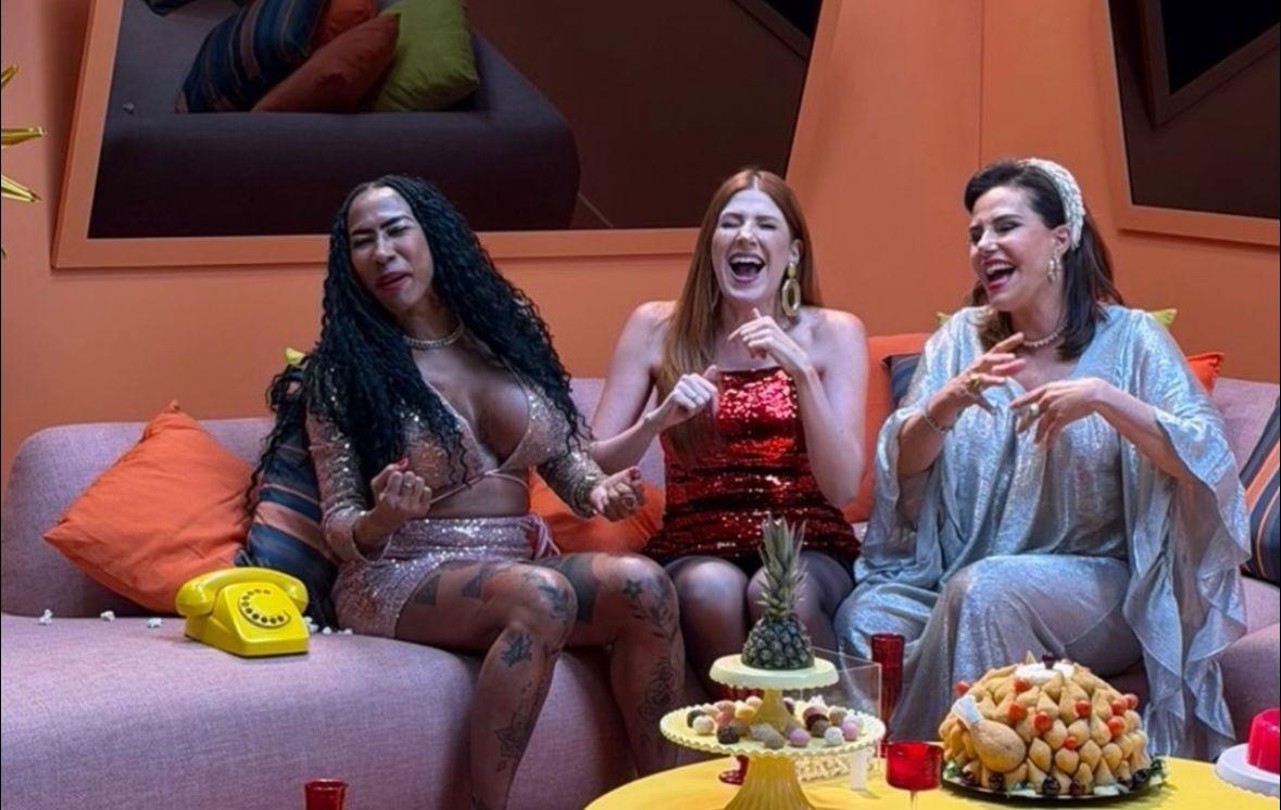 Inês Brasil, Dani Calabresa e Narcisa Tamborindeguy na sala da casa do BBB 26.