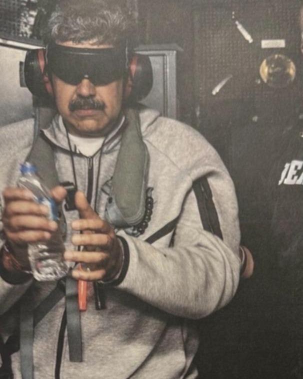 Nicolás Maduro vendado e algemado após ser capturado.