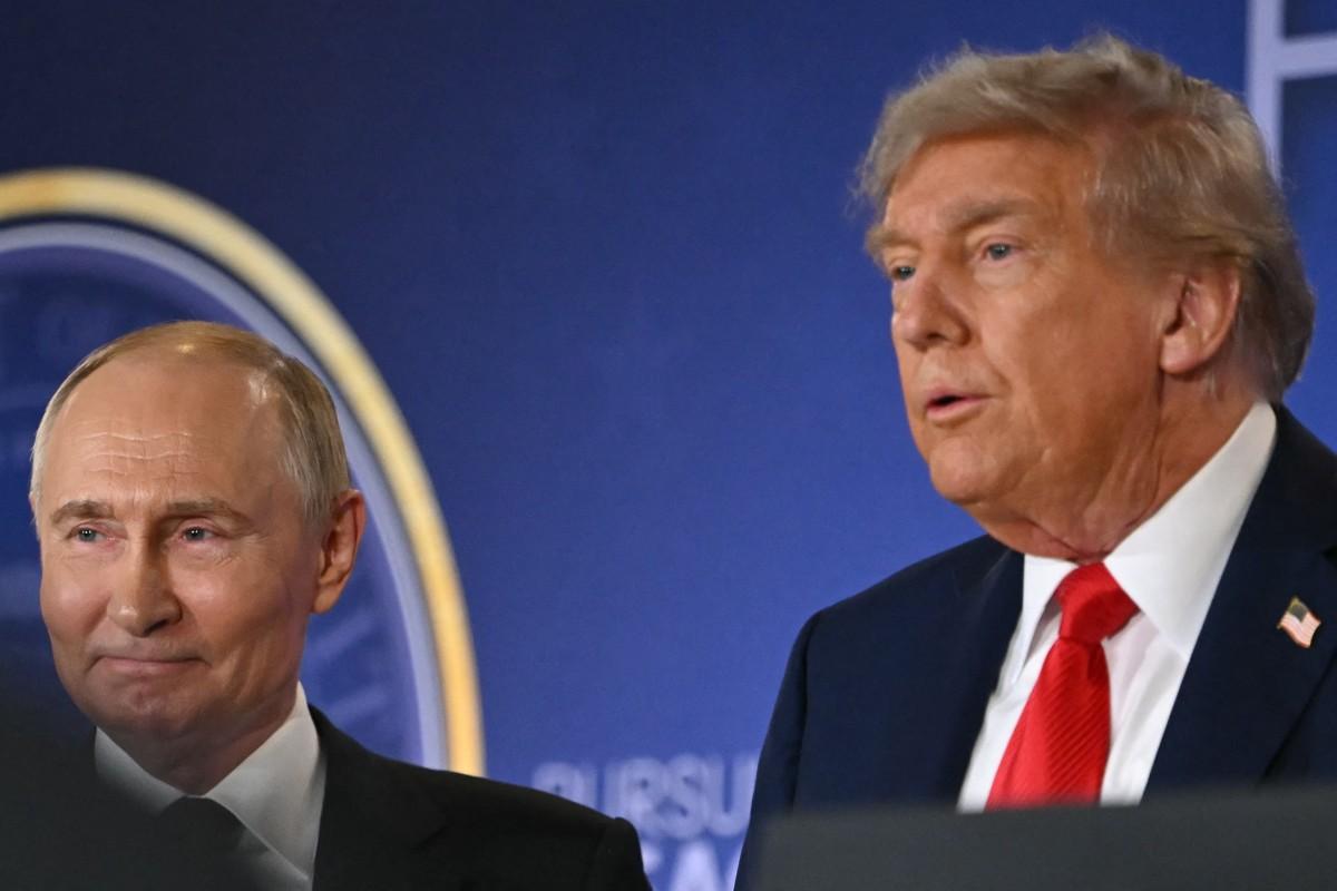 Vladimir Putin e Donald Trump em agosto de 2025, em uma conferência realizada no Alaska.