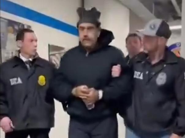Maduro chegando com escolta ao DEA em Nova York.