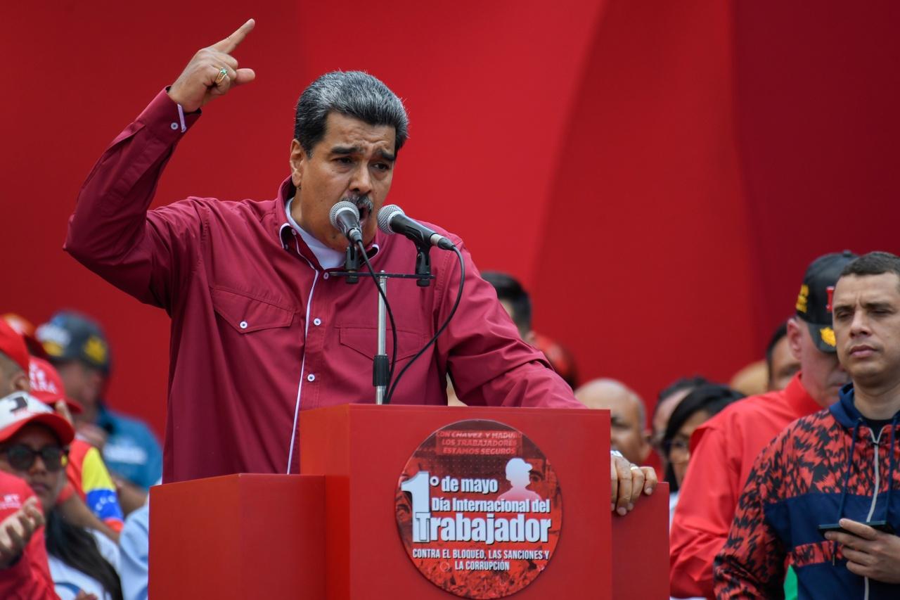 Nicolás Maduro discursando em púlpito.