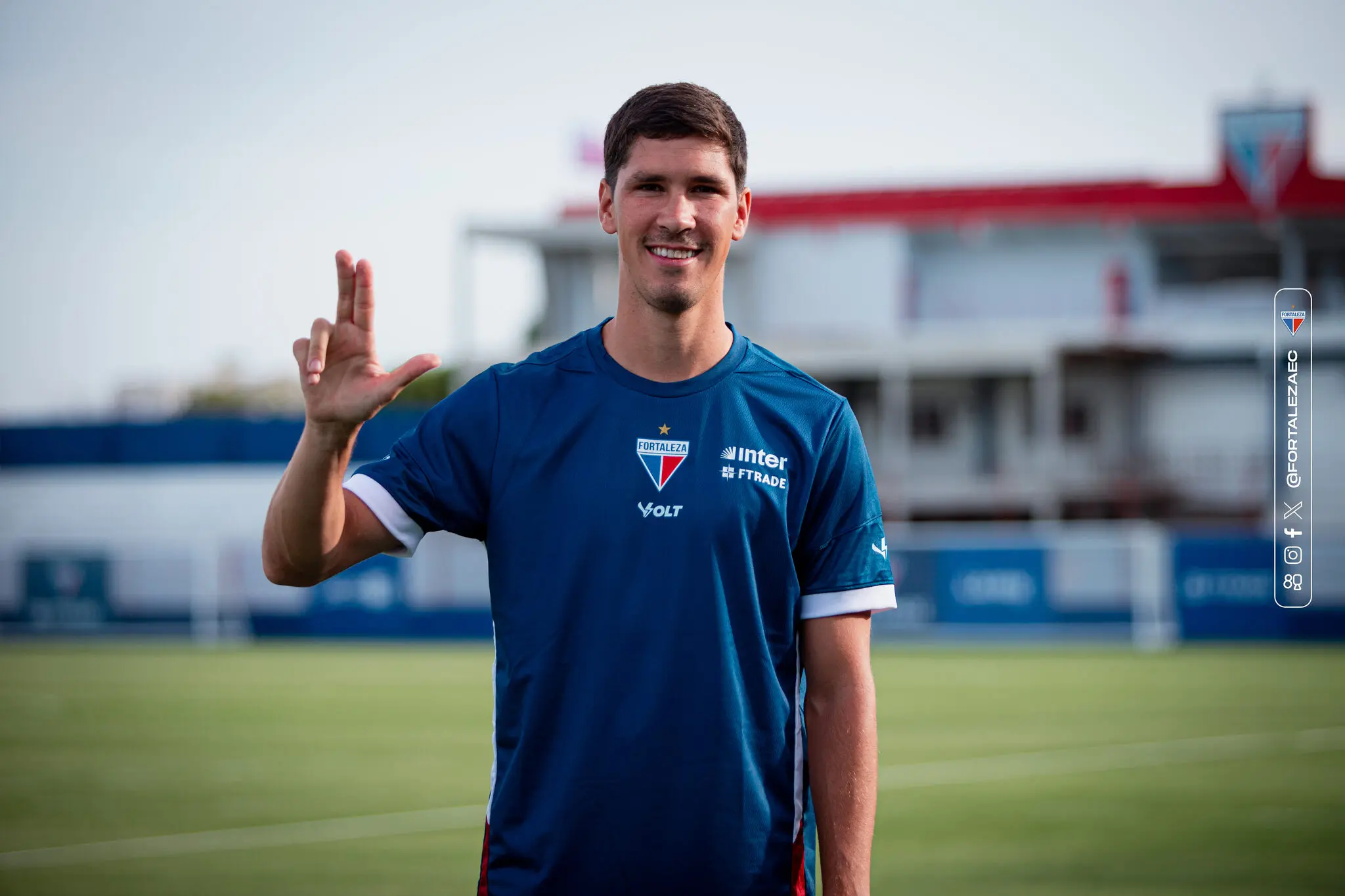 Cardona, zagueiro, de volta ao elenco do Fortaleza.