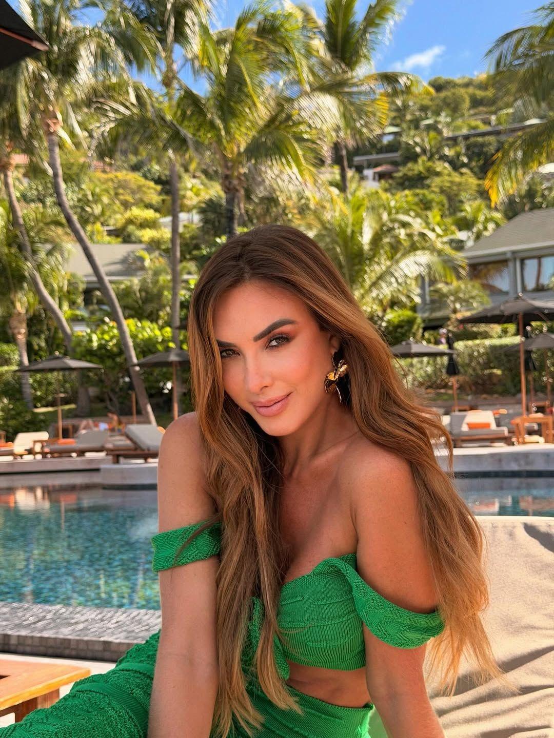 Nicole Bahls posa para a foto de roupa verde.