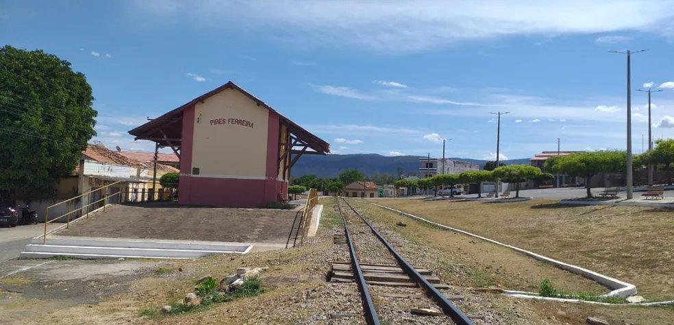 imagem mostra antiga estação de trem na cidade cearense de Pires Ferreira. Esta cidade tem o pior PIB per capita do Estado do Ceará.