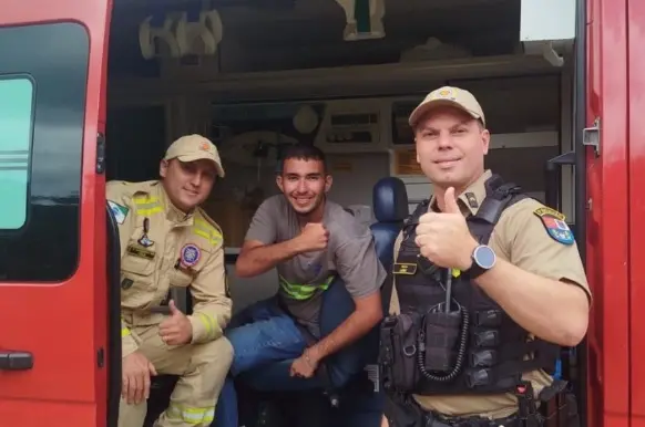 Roberto Farias Thomaz e bombeiros.