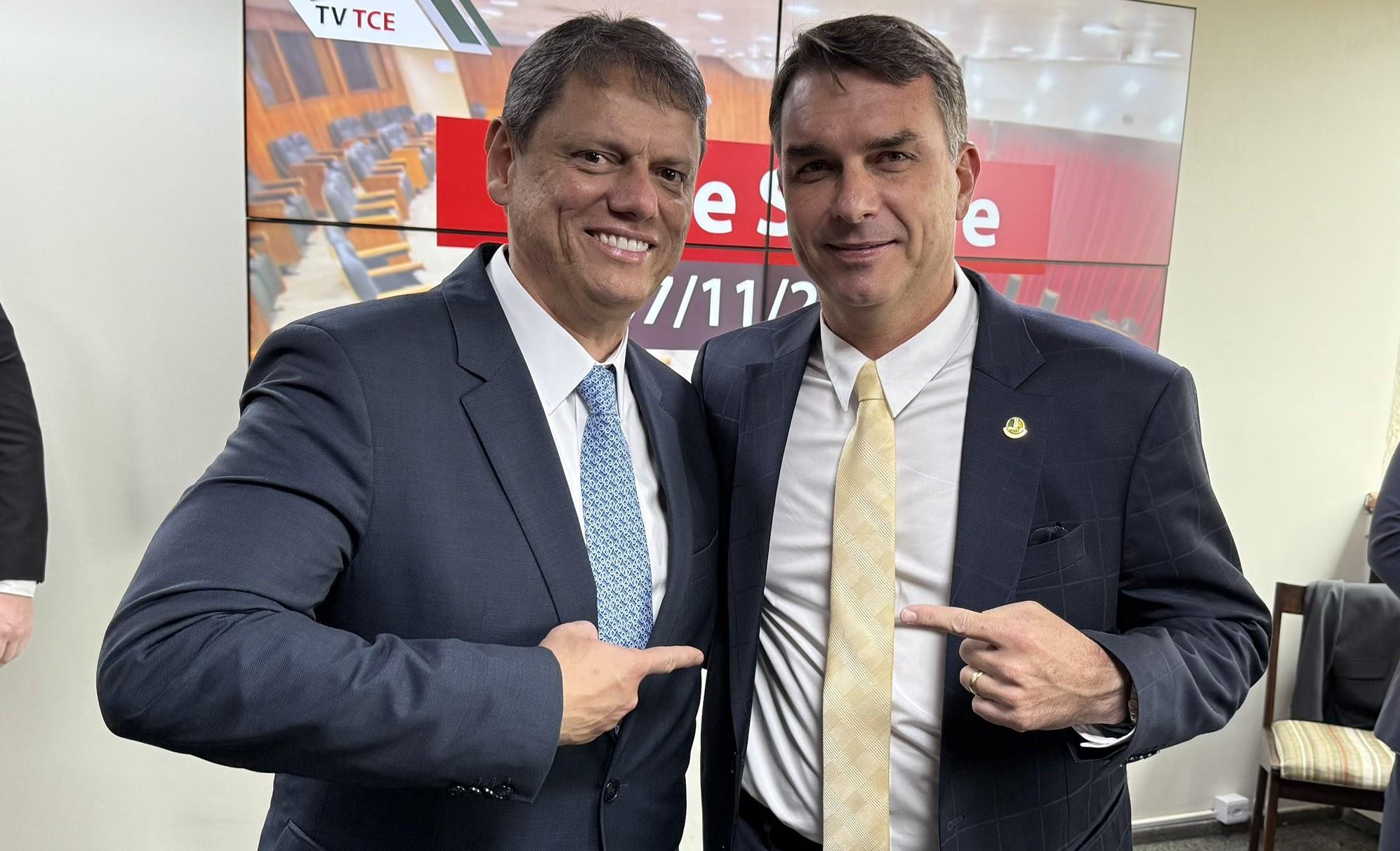 Foto de Flávio Bolsonaro e Tarcísio de Freitas.