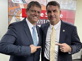 Foto de Flávio Bolsonaro e Tarcísio de Freitas.