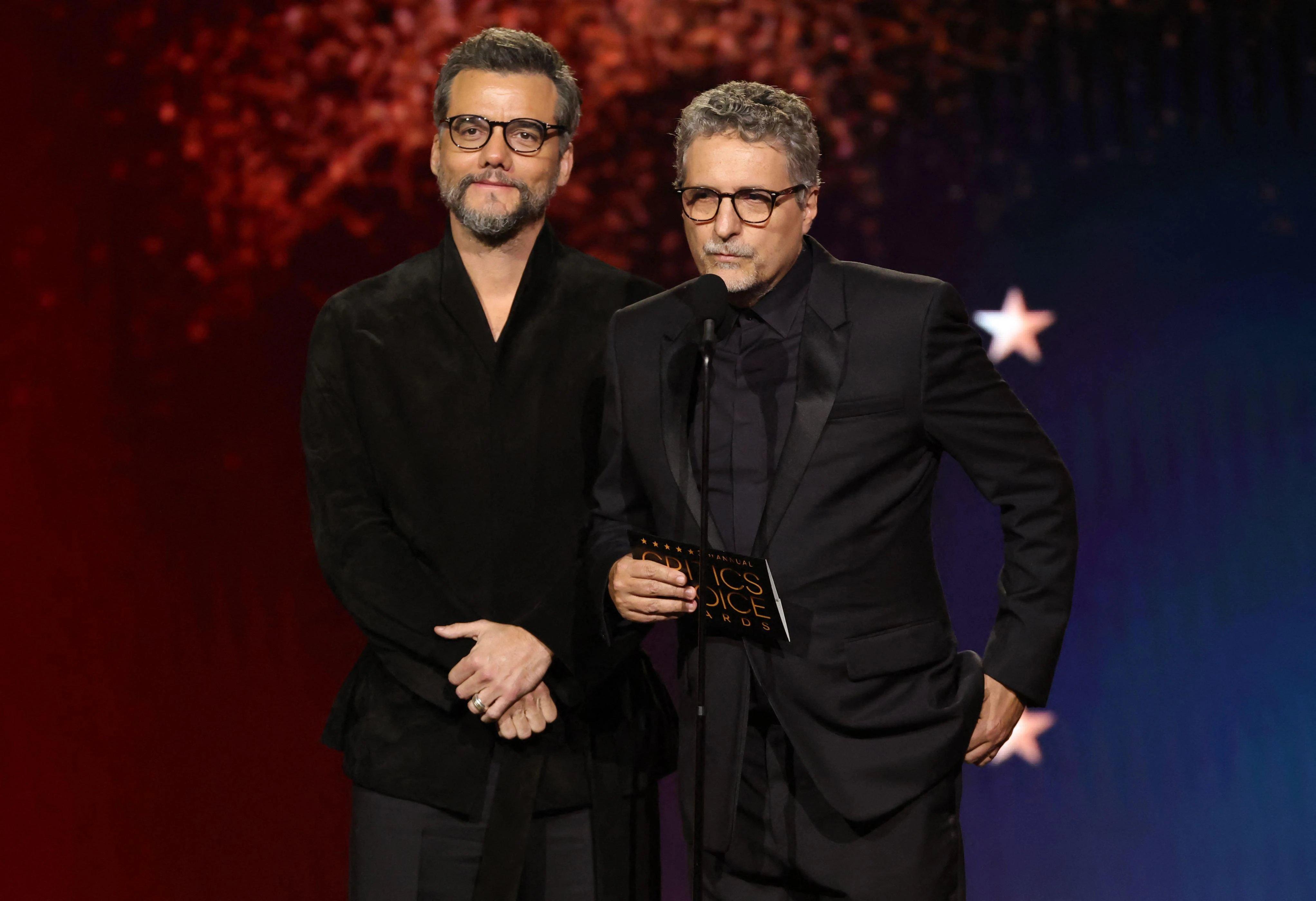 Imagem de Kleber Mendonça Filho e Wagner Moura no Critics Choice Awards.