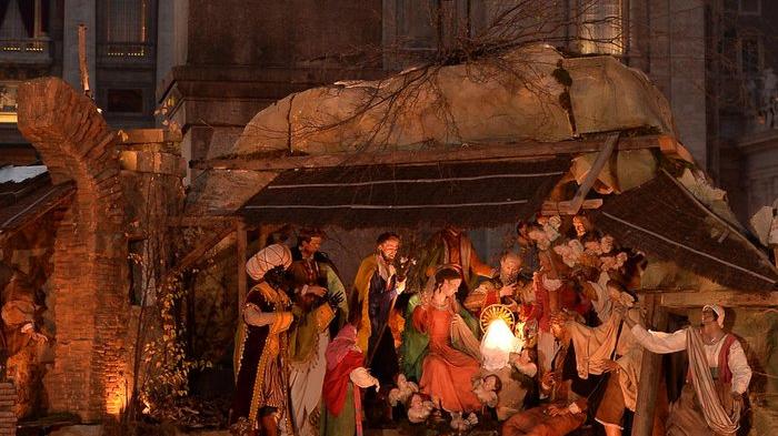 Foto mostra um presépio de Natal durante a noite.