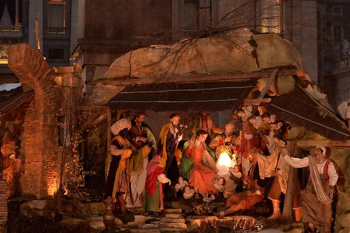 Foto mostra um presépio de Natal durante a noite.