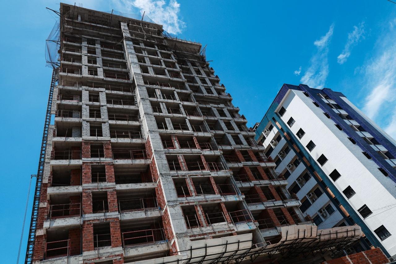 imagem mostra prédio em construção ao lado de prédio pronto na cidade de Fortaleza.