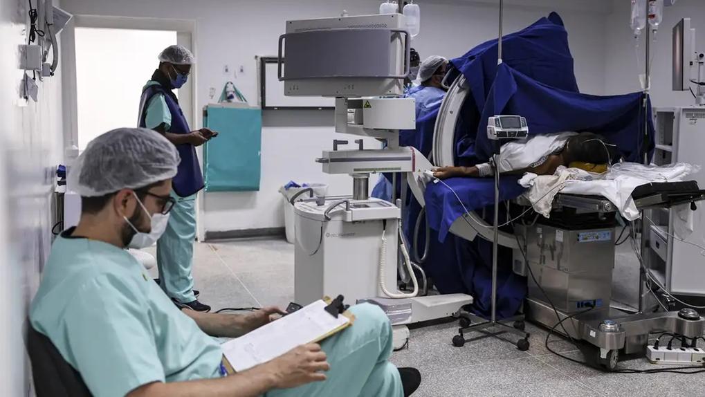 Imagem mostra atendimento médico em hospital.