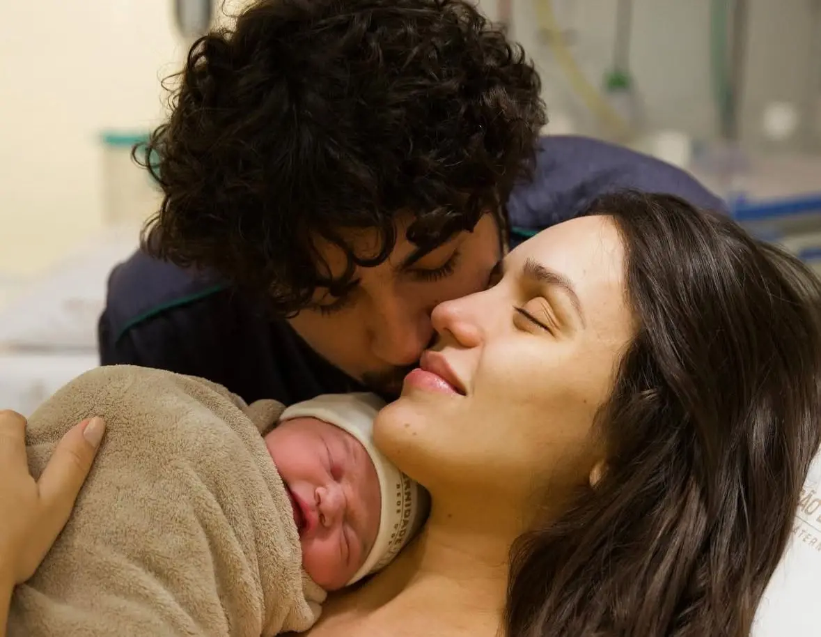 Nattan e Rafa Kalimann com Zuza nos braços na maternidade.