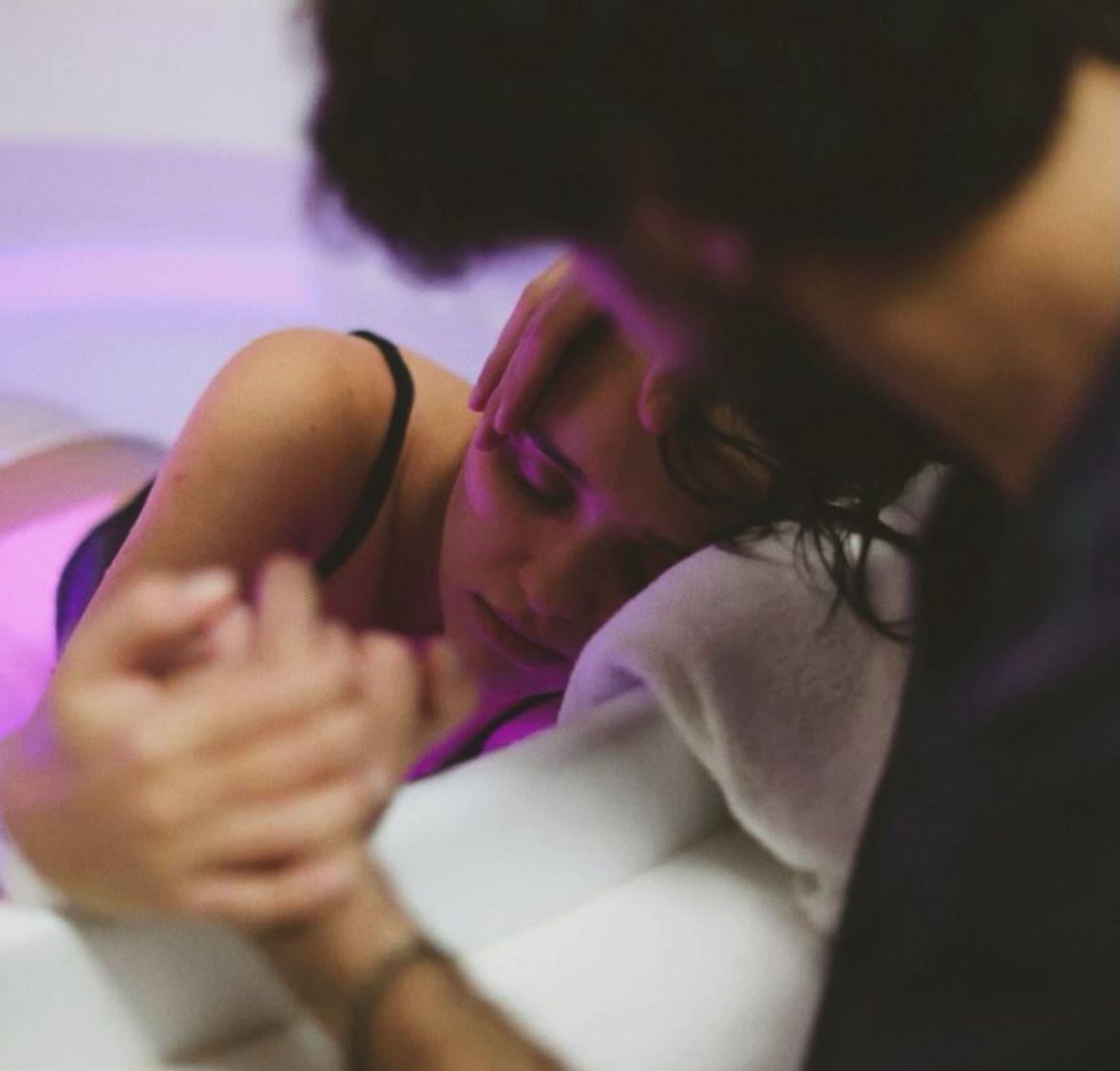 Rafa Kalimann e Nattan durante o trabalho de parto.