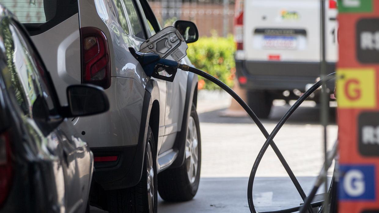 Foto que contém veículo sendo abastecido em posto de combustível no Ceará.