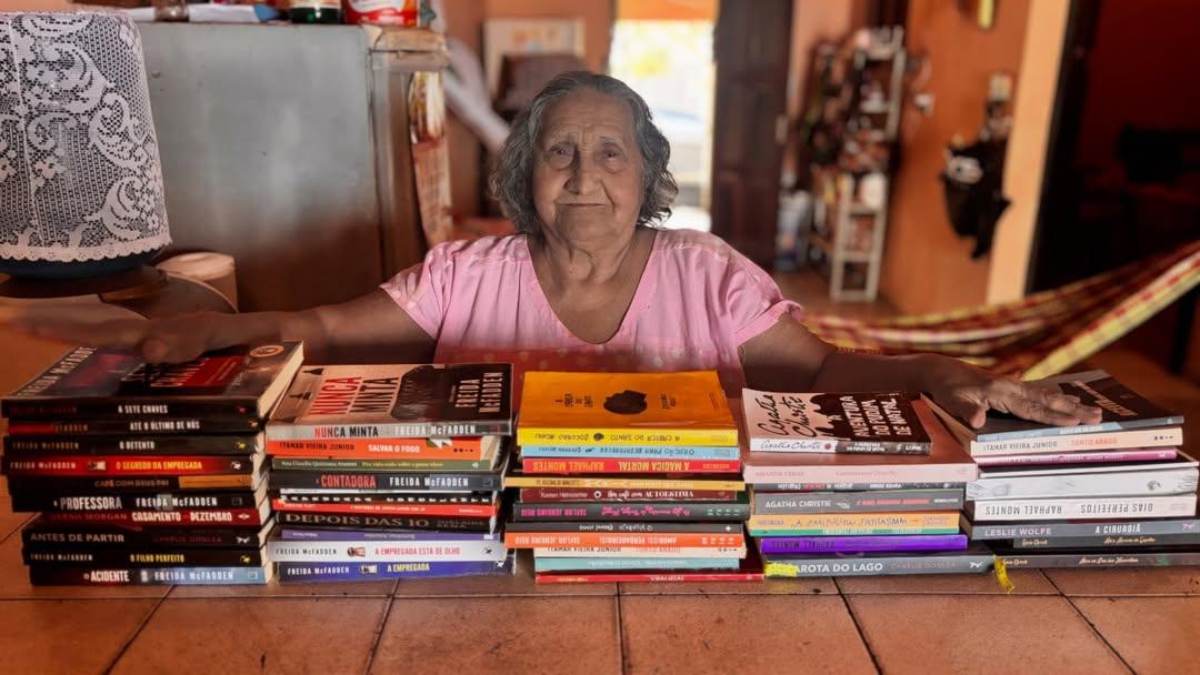 Foto de Laurinha e seus livros.