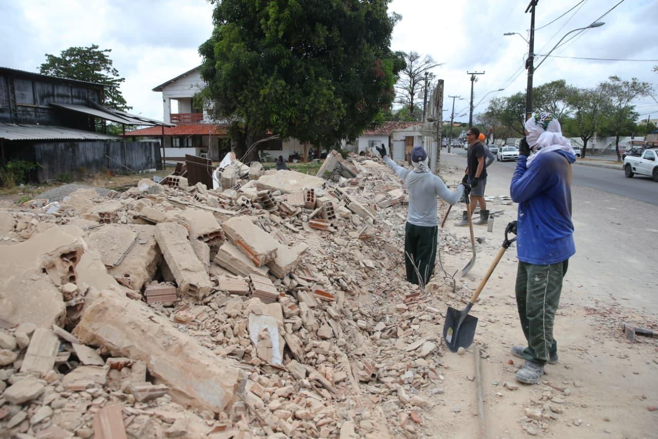 Trabalhadores retirando entulho do muro da antiga Casa de Forró, no bairro Parangaba.