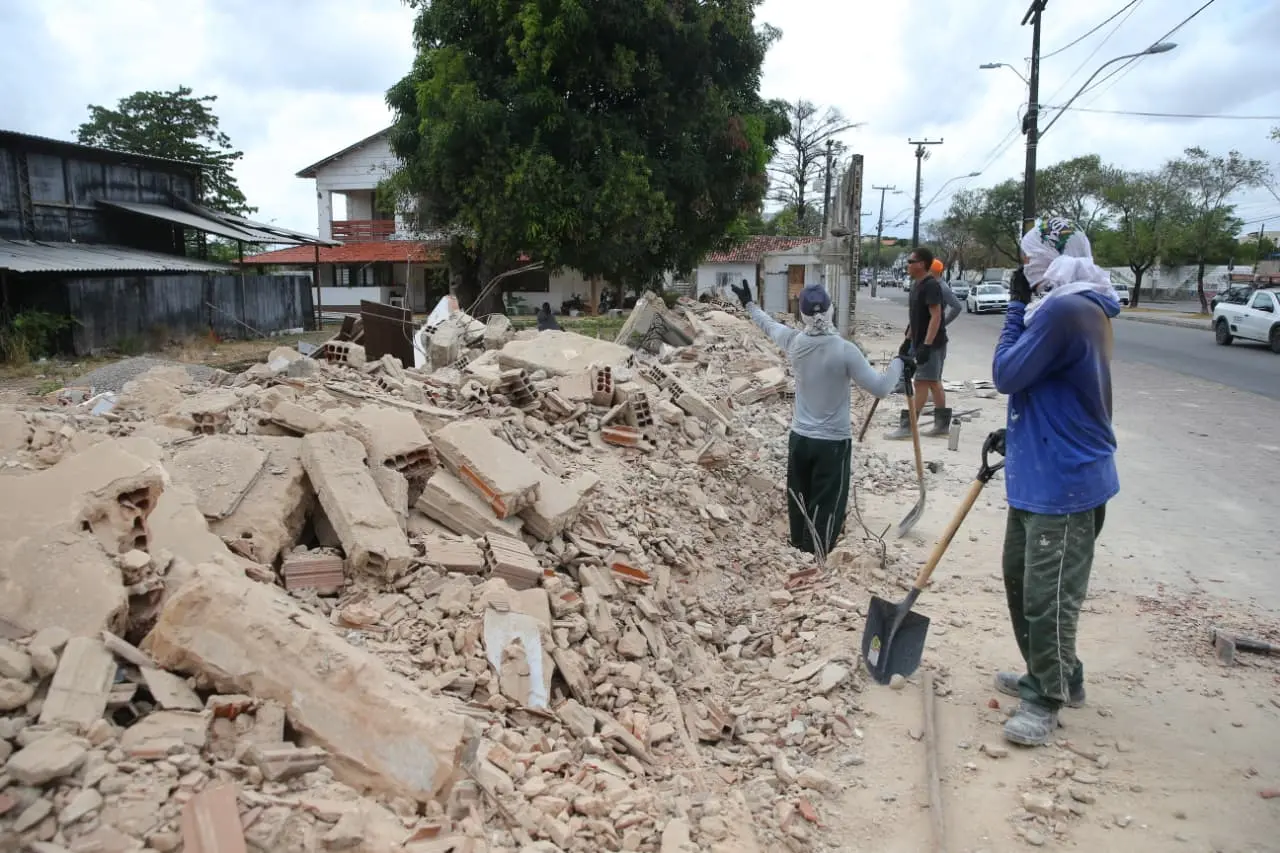 Trabalhadores retirando entulho do muro da antiga Casa de Forró, no bairro Parangaba.
