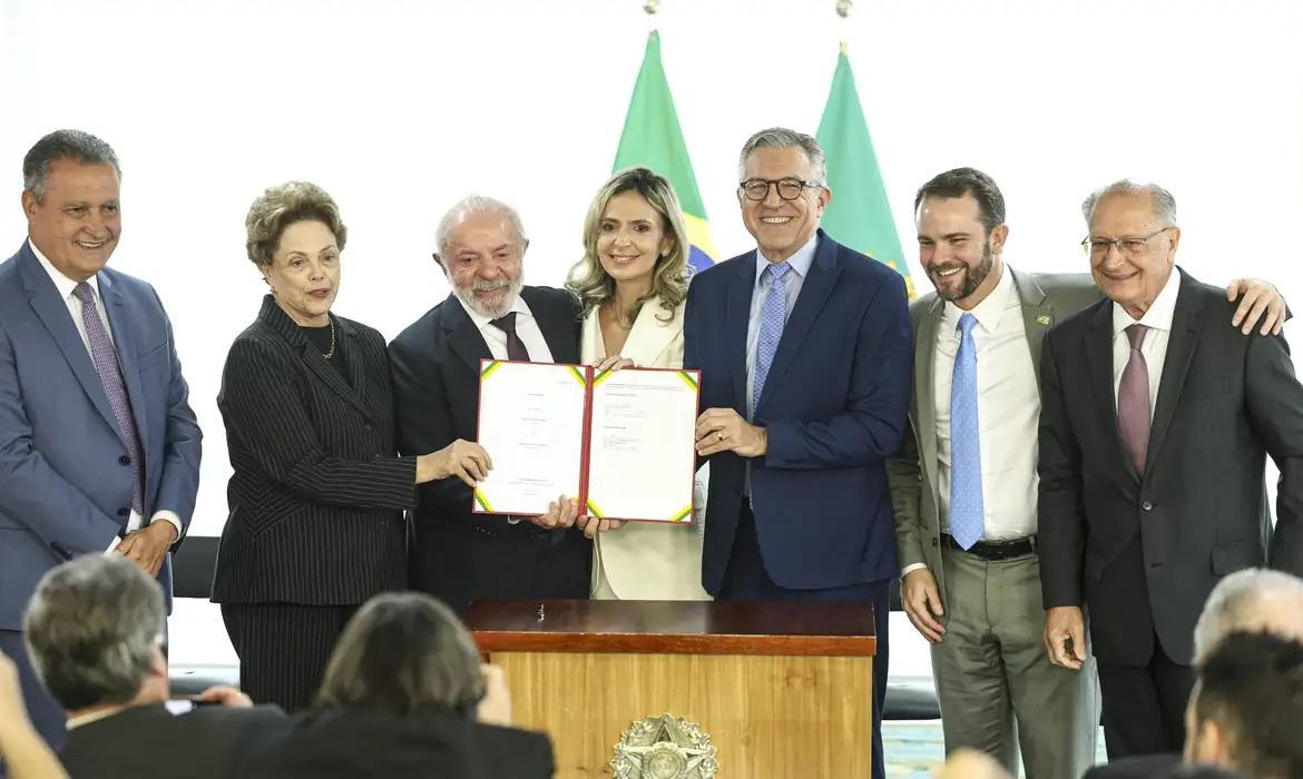 Lula e demais autoridades na cerimônia de anúncio da Rede Nacional de Hospitais e Serviços Inteligentes do SUS.