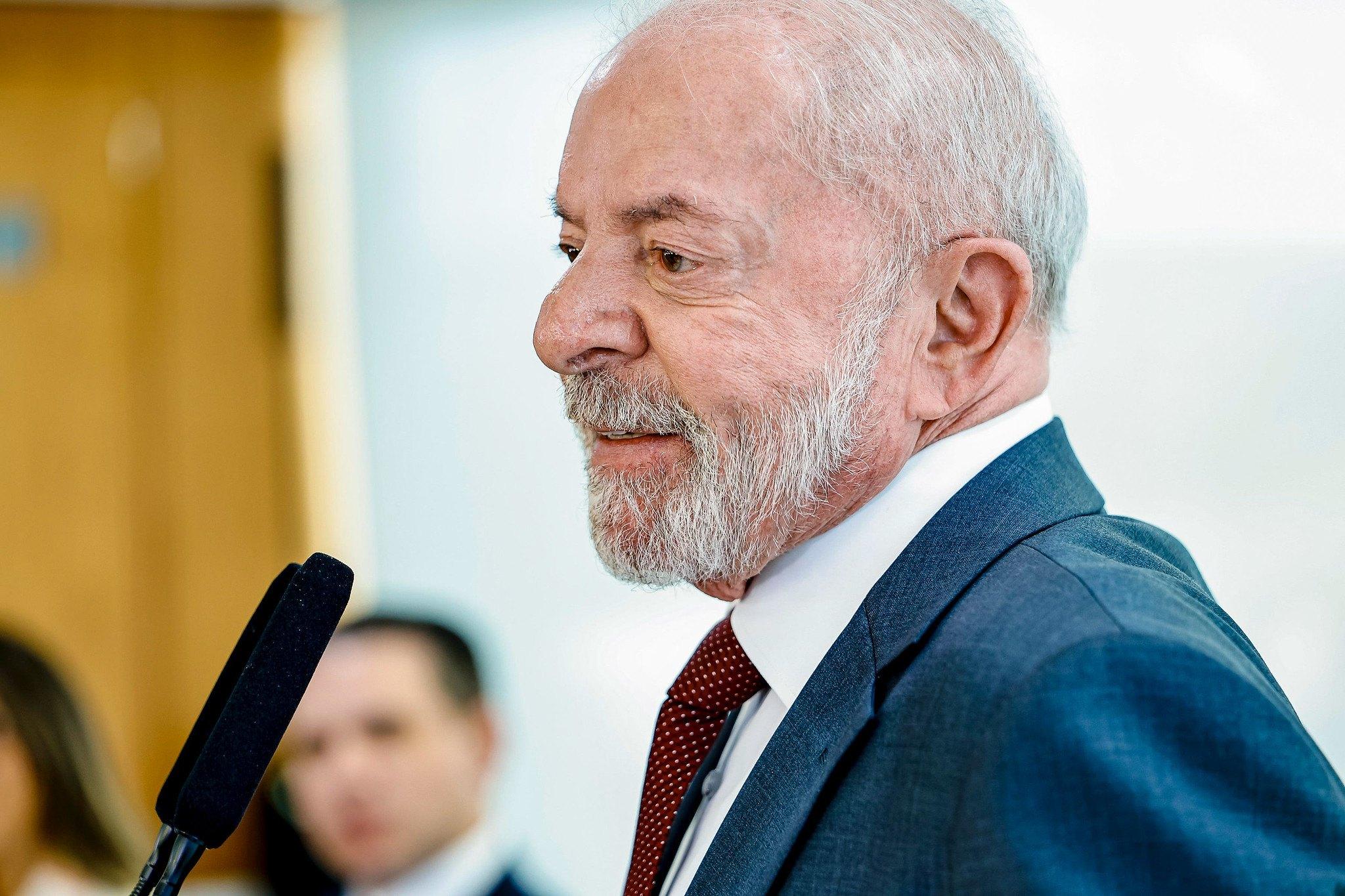 Imagem do presidente Lula, que sancionou lei proibindo descontos associativos pelo INSS.