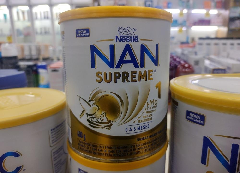 Lata de Nan Supreme em supermercado.