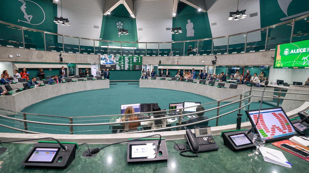 Foto geral mostra Plenário 13 de Maio da Alece durante votação de deputados estaduais.