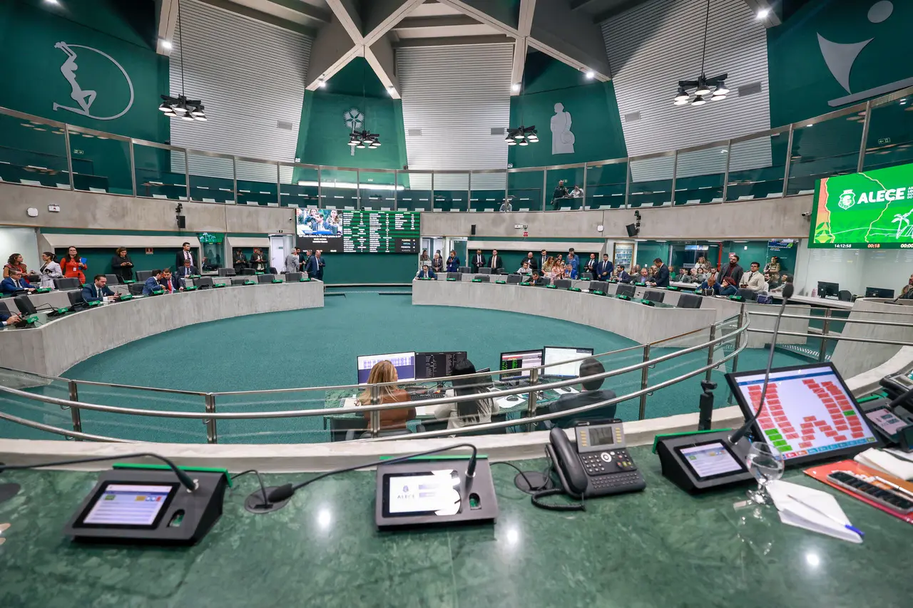 Foto geral mostra Plenário 13 de Maio da Alece durante votação de deputados estaduais.