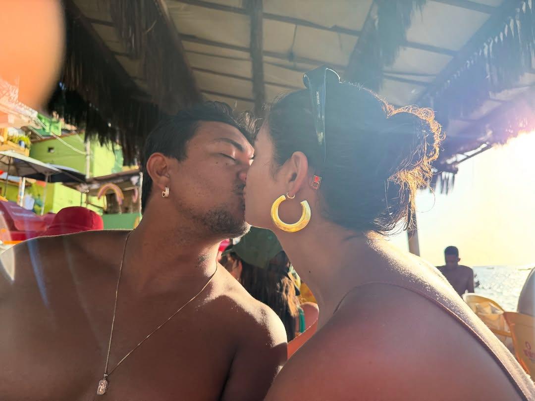 Imagem mostra Xamã e Sophie Charlotte se beijando em barco na orla de cidade baiana.