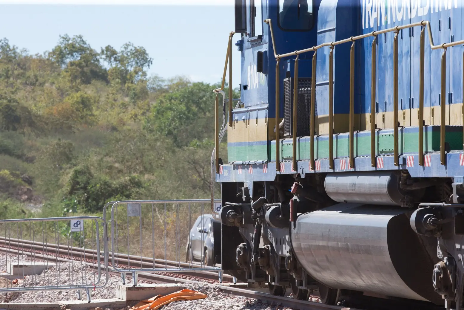 Foto que contém canteiro de obras da Ferrovia Transnordestina no Ceará.