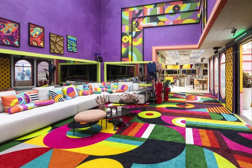Imagem da sala do BBB 22 para matéria sobre a decoração das edições anteriores do Big Brother Brasil.