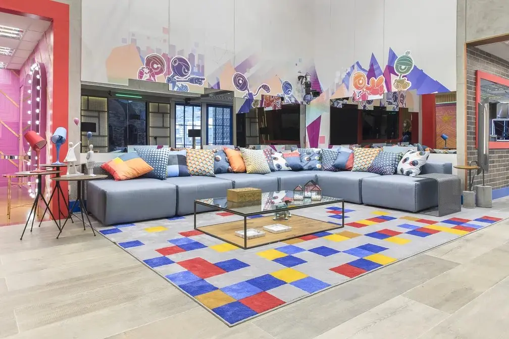 Imagem da sala do BBB 21 para matéria sobre a decoração das edições anteriores do Big Brother Brasil.