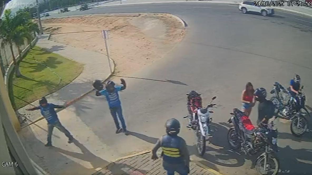 motociclistas de maos para cima em um assalto em itapipoca.